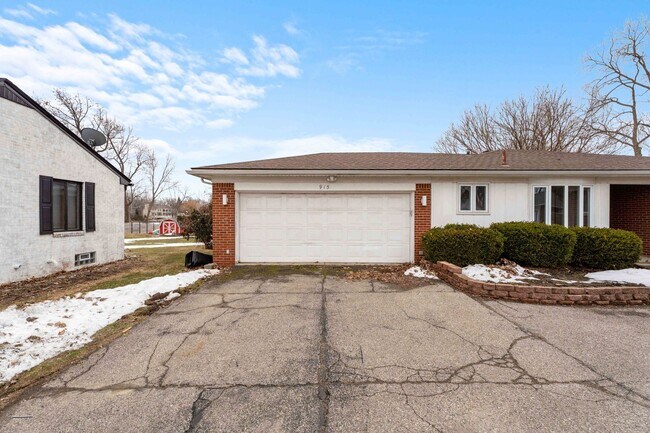 Building Photo - 3BD | 3BTH - HOT TUB - WATER FRONT - NEWLY RENOVATED - ON SYLVAN LAKE