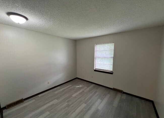 Building Photo - Spacious 2 Bedroom Duplex with Garage and ...