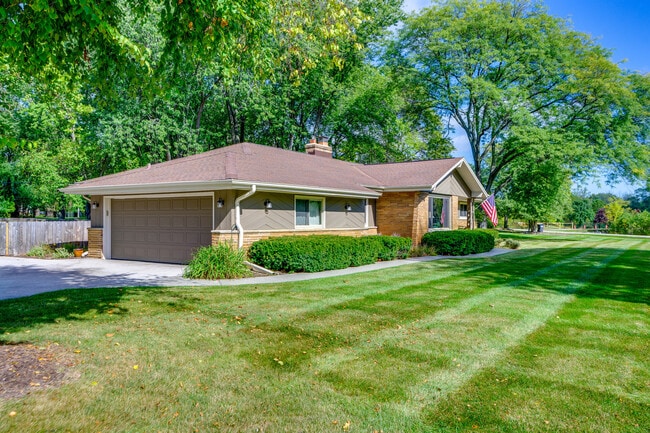 Building Photo - 2820 St James Ln