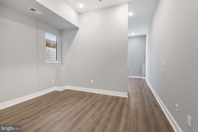 Building Photo - 2119 N Front St