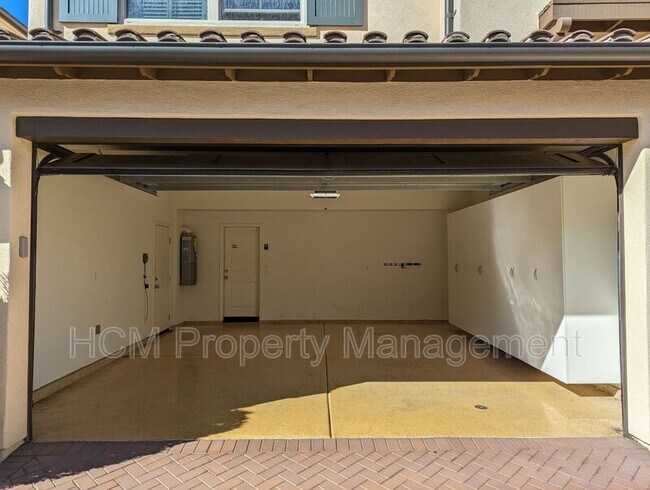 Building Photo - 77 Diamond
