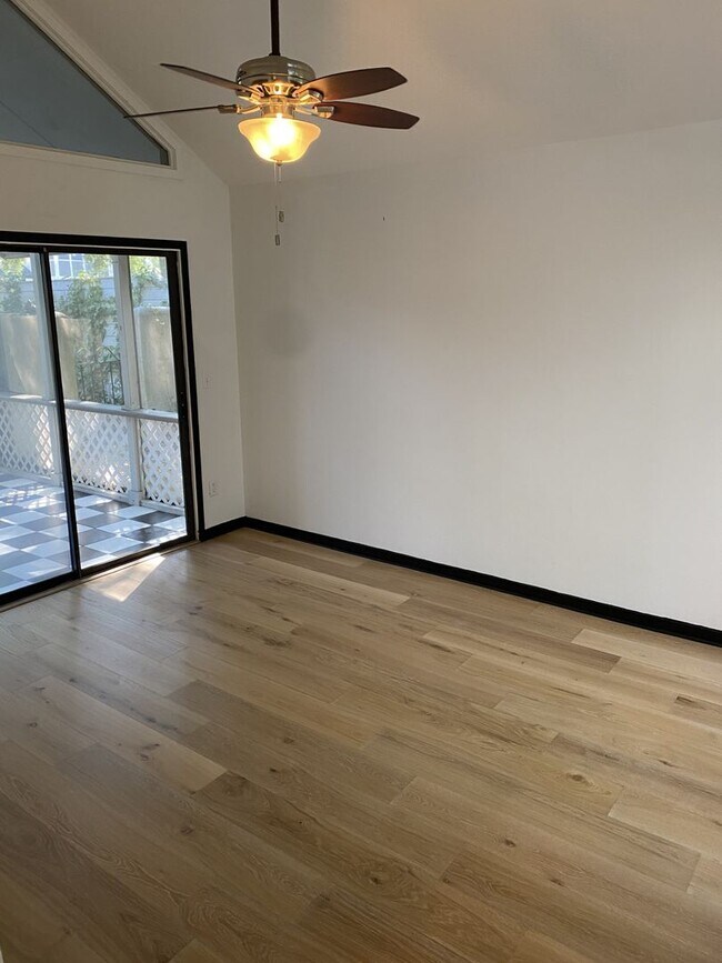 Building Photo - 3 bedroom / 2.5 bath Townhome – Spacious T...