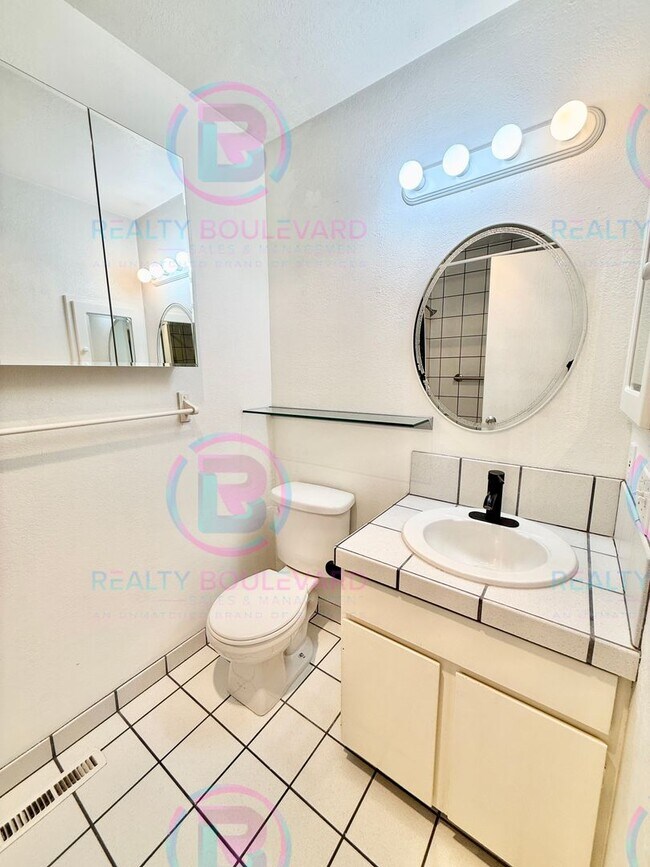 Building Photo - 1 Month free!! This stunning two-bedroom, two-bathroom townhouse with Loft Area