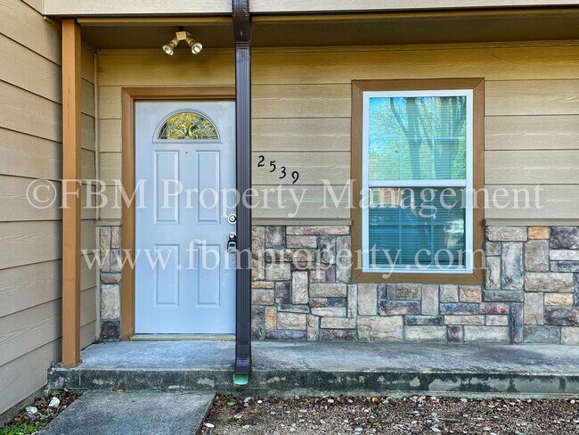 Building Photo - 2539 W Sycamore Ave