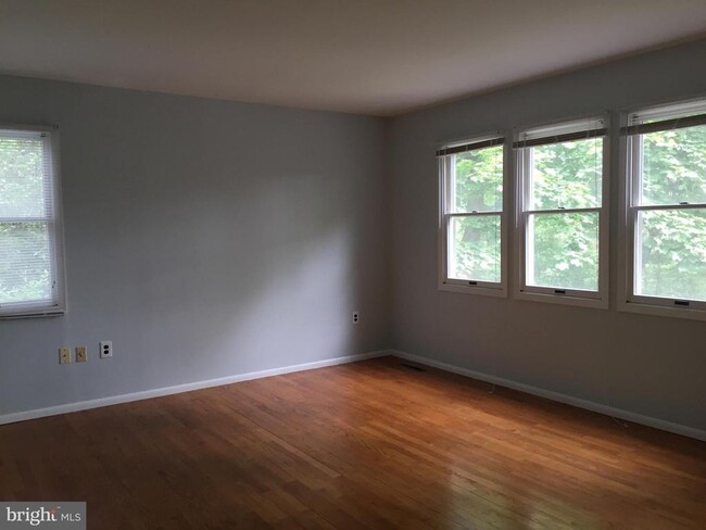 Building Photo - 305 Nassau St