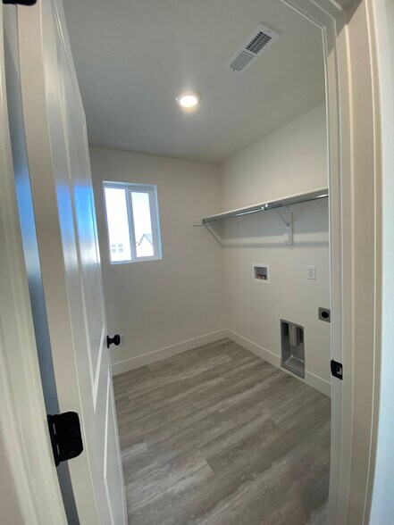 LAUNDRY ROOM - 4572 E Fall Harvest Rd