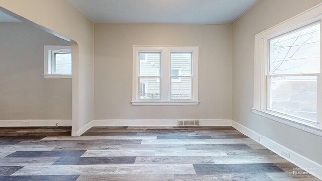Building Photo - Edgewater Neighborhood - 3 bedroom - 2 Bat...