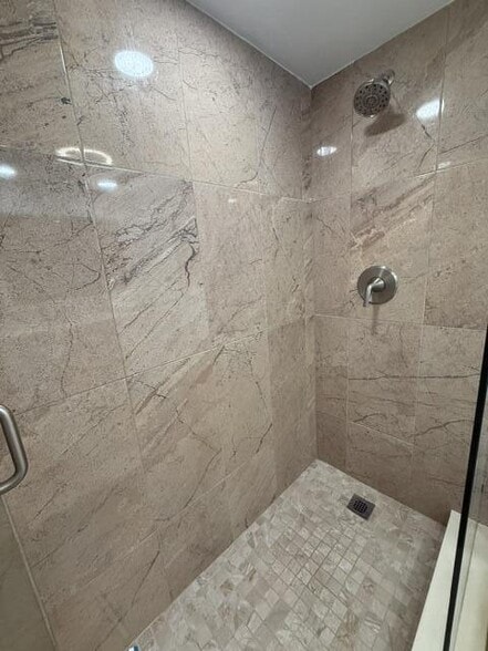 Building Photo - 250 Jacaranda Dr
