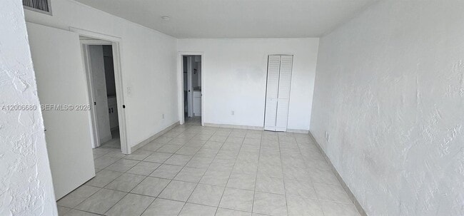 Building Photo - 6884 N Kendall Dr