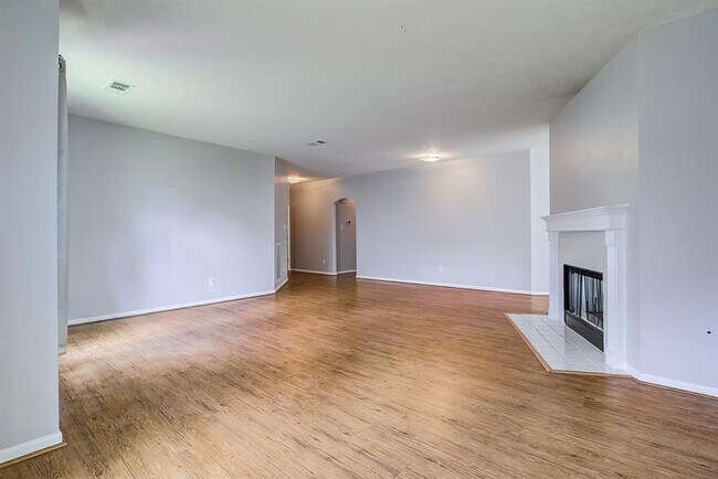 Building Photo - 4826 Linden Pl