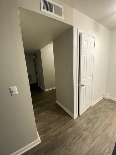 Building Photo - 1005 Hickory Hill Ln