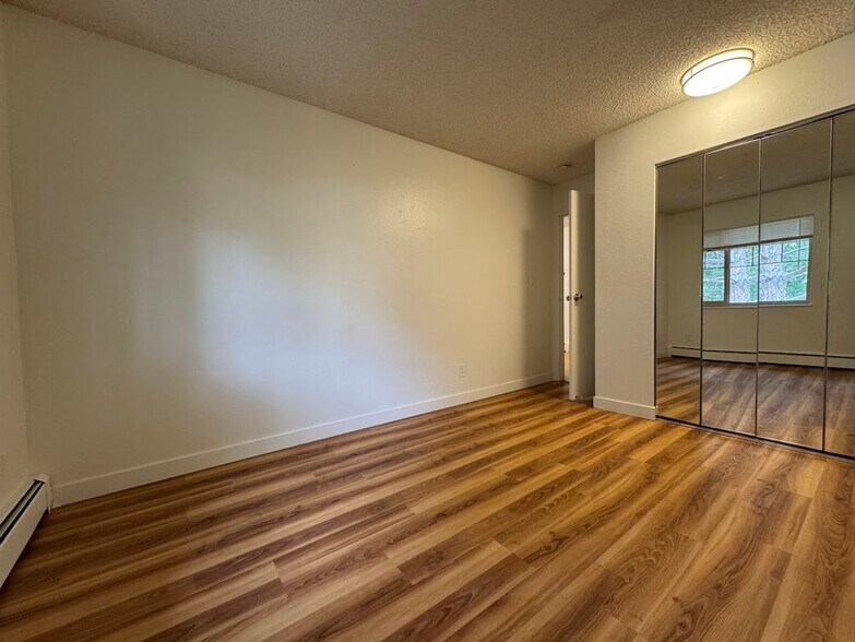 Building Photo - 860 W Moorhead Cir