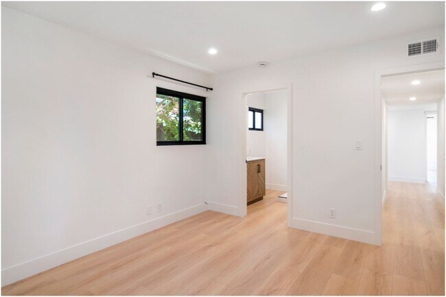 Building Photo - Lantern District Duplex!