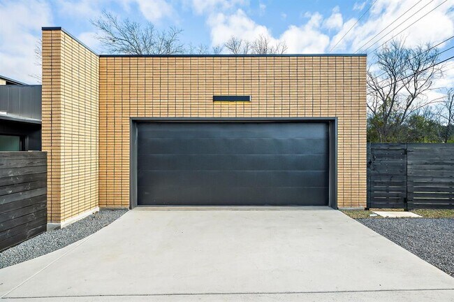 Building Photo - 2603 Little John Ln