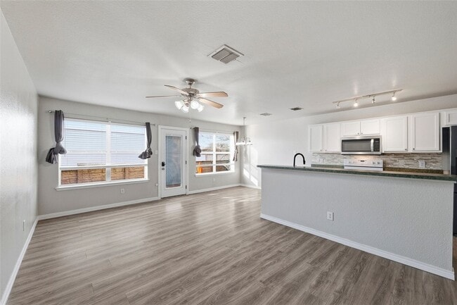 Building Photo - 2316 Kingsway Dr