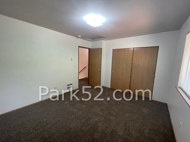 Building Photo - 2 Bedroom University Place Townhome