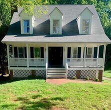 Building Photo - Two-Story Cape Cod- 3 Bed 2 Bath Greensbor...
