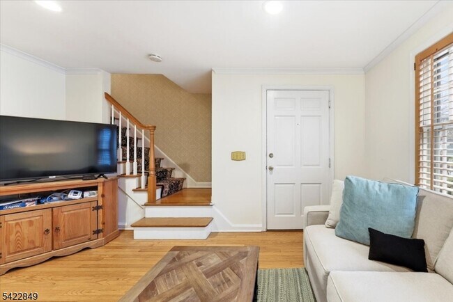 Building Photo - 260 Walnut St