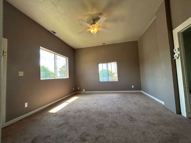 Building Photo - 3 Bedroom 1 Bathroom Single-Story