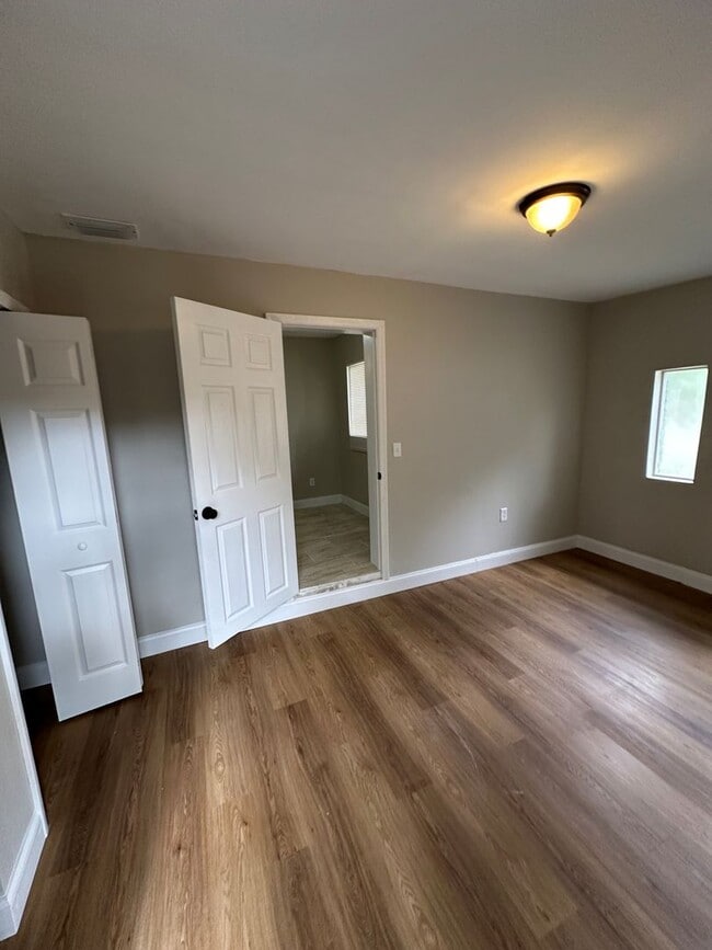 Building Photo - **4/2 BR Single Family home : Available Now