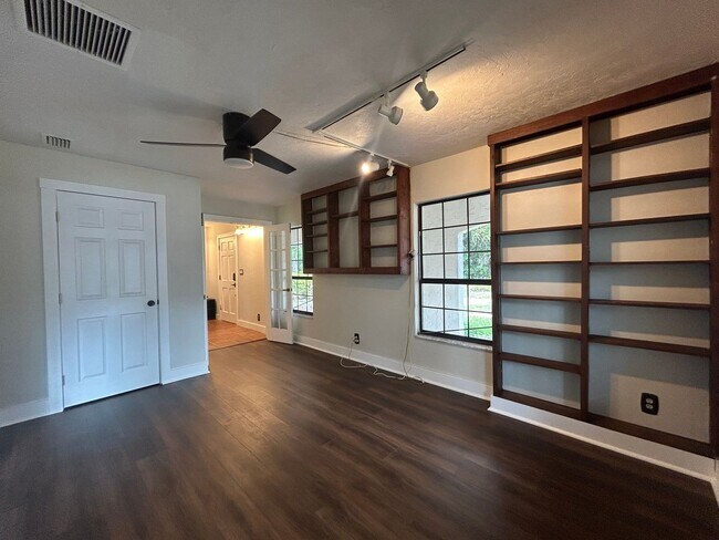 Building Photo - STUNNING 4BR/2BA Home with PRIVATE POOL & ...