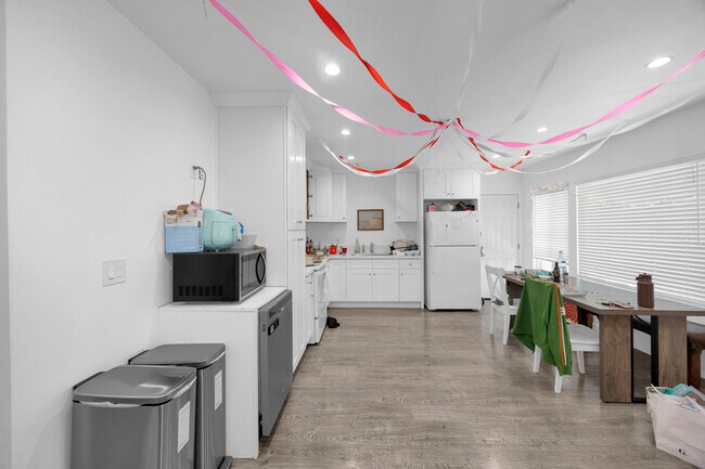 Building Photo - 570 N Cambridge St