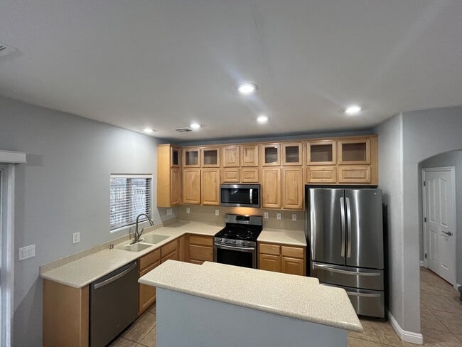 Building Photo - Beautiful 3 bedroom home