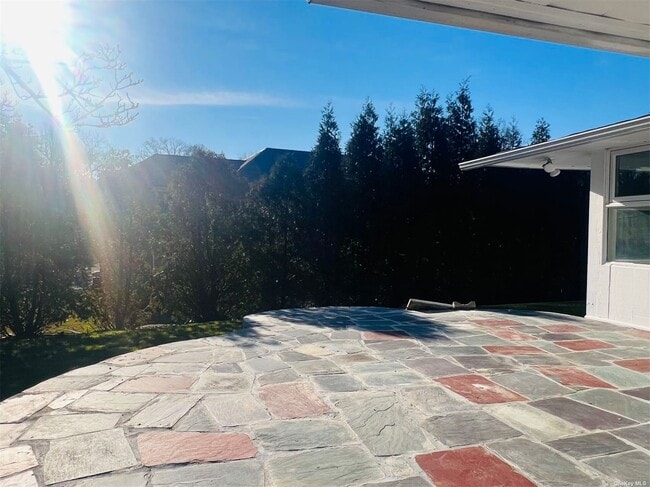 Building Photo - 85 Searingtown Rd