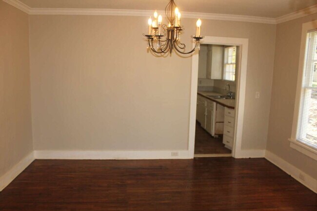 Building Photo - Cute cottage located in Midtown. Large front porch with a swing for cool evenings. Home is freshl...