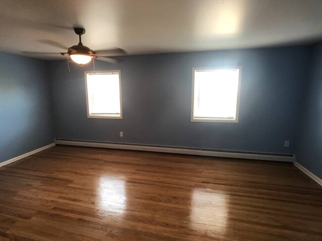 Building Photo - Newer & Modern 3 Bed., 1.5 Bath Home w/W/D...