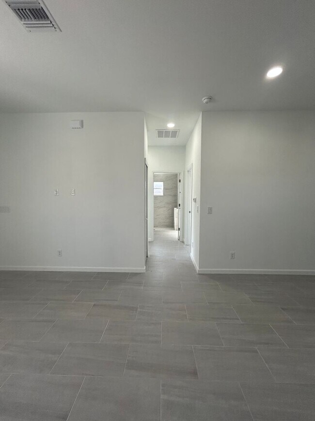 Building Photo - Brand-New Modern 2BR/2BA Home with Garage- In Serene Lake Placid Location
