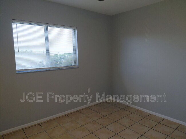 Building Photo - 724 NE 11th Terrace