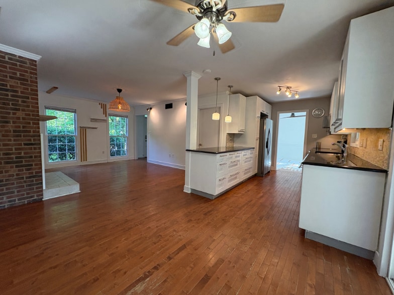 Building Photo - 4128 Saxonbury Way