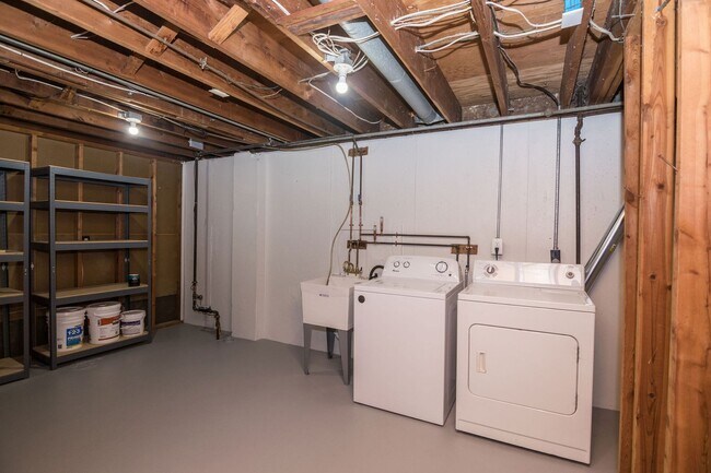 Building Photo - 2420 N Circle Dr