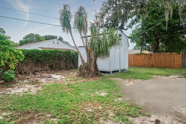 Building Photo - 1/2 OFF 3 Bedroom, 1 Bathroom Home for Ren...