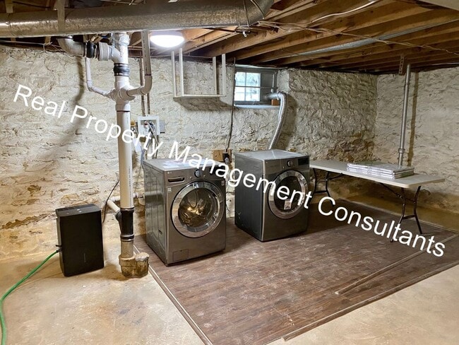 Building Photo - Adorable & Completely Remodeled 2 bedroom - Live Security Deposit Free with Obligo