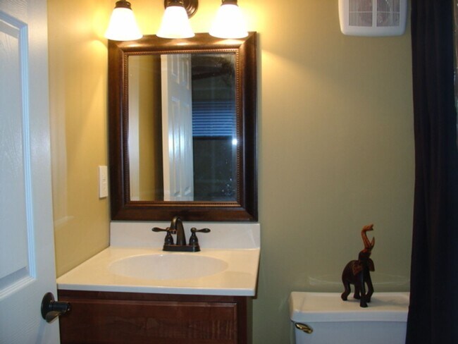Building Photo - Move-In August 2025! Prime Location Near U...