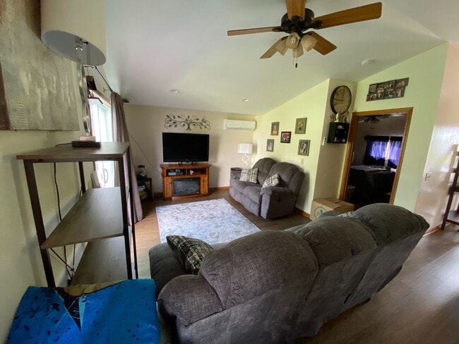 Building Photo - Cute Cottage located on Lake Koshkonong