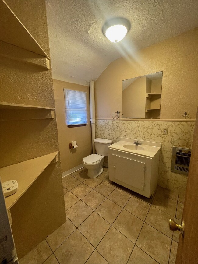 Building Photo - Upstairs 2 Bedroom, 1 Bathroom Apartment l...