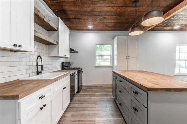 Building Photo - Beautifully remodeled single family home, ...
