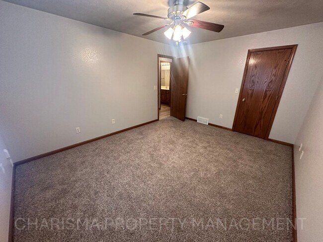 Building Photo - Spacious & Convenient Walk-In Level Townhome in Brandon - 2 BD 1 BA unit!