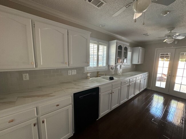 Building Photo - Gorgeous 3 Bed Brick Home
