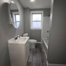 Building Photo - 25 Saxon St