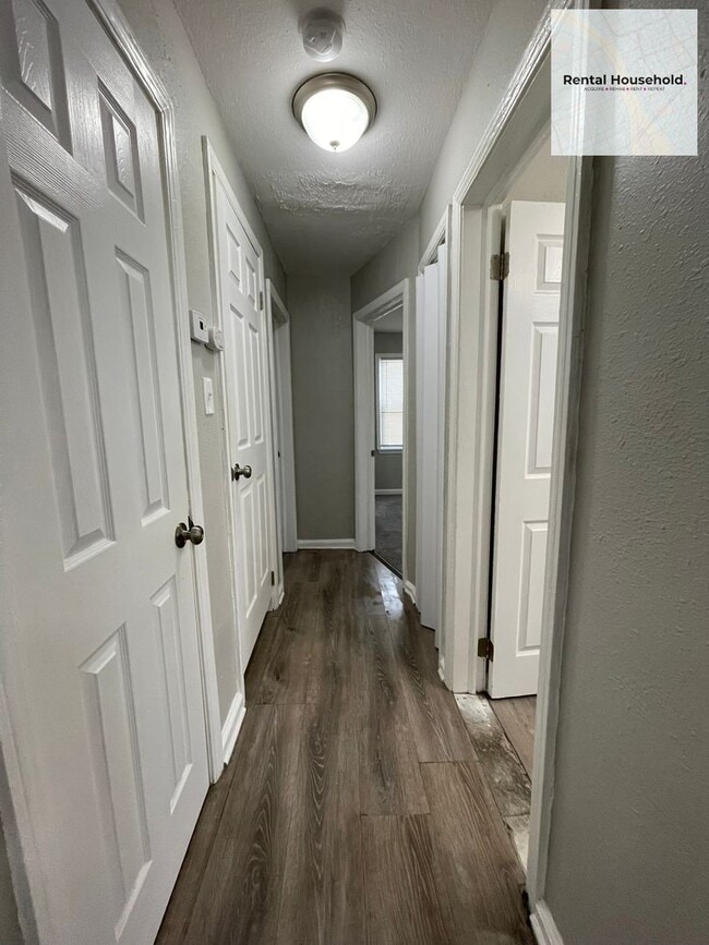 Building Photo - 3 Bedroom 1 Bath Bungalow Just $1300