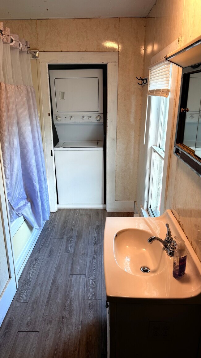 Building Photo - 2 Bed 1 Bath Unit For Rent Tionesta PA