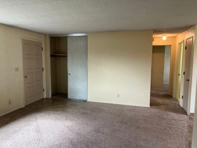 Building Photo - Solid 2 bedroom 1 bath duplex with garage!
