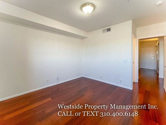 Building Photo - Mar Vista Upper 3Bd/2.5BA Multi-Level Condo