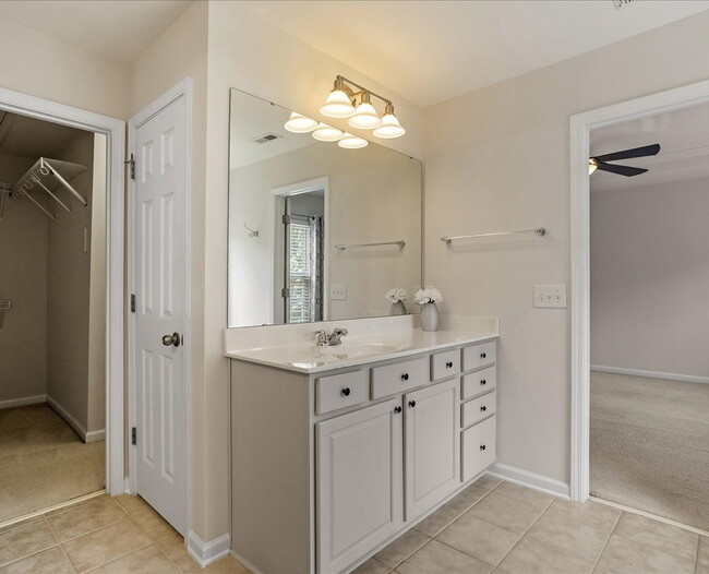 Building Photo - Gorgeous Townhome in Great Raleigh Location!