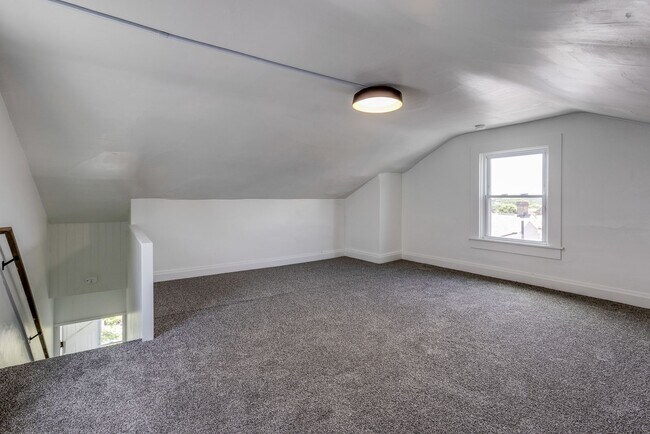 Building Photo - AVAILABLE NOW - Beautifully RENOVATED 3 Bedroom Home w/ TONS of Natural Light!
