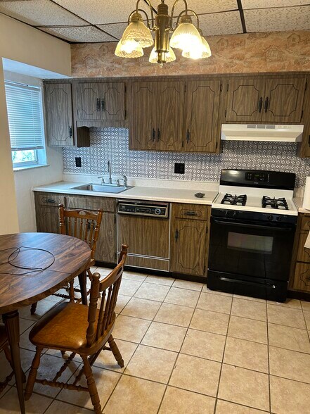 Kitchen - 9 Oakland Sq